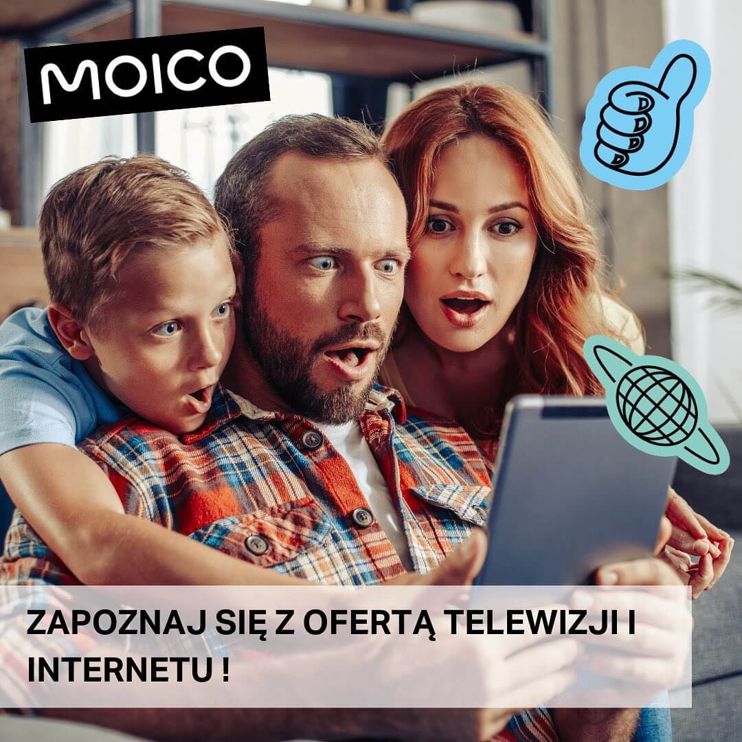 Na zdjęciu znajduje się trójka, zaskoczonych osób siedzących blisko siebie na kanapie, oglądających coś na tablecie. Ustawienie wydaje się być przytulnym salonem. Na zdjęciu znajdują się dwie naklejki: jedna z symbolem kciuka w górę, a druga z globusem. Tekst na zdjęciu to: "MOICO" na górze oraz "ZAPOZNAJ SIĘ Z OFERTĄ TELEWIZJI I INTERNETU!" na dole.