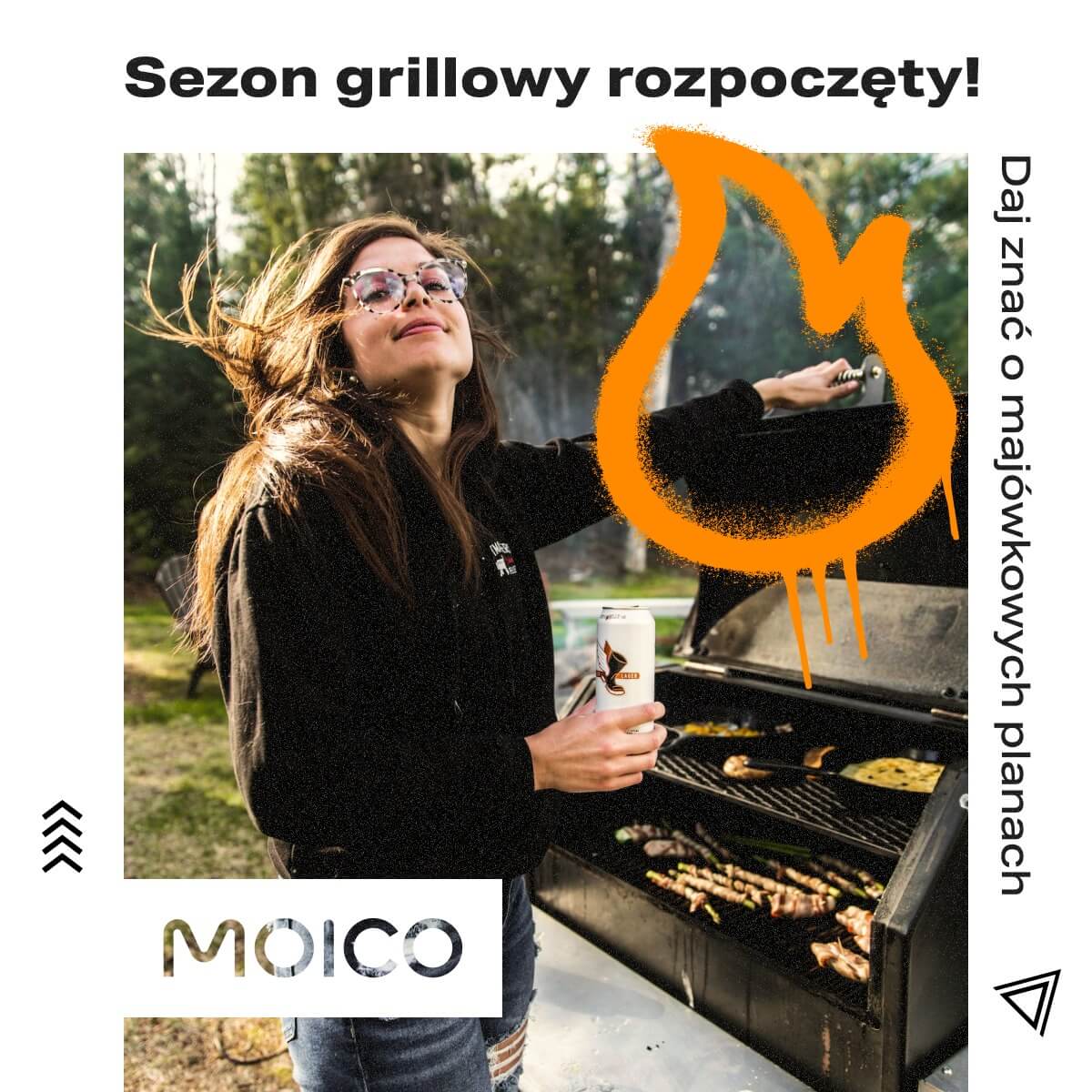 Grafika przedstawia uśmiechniętą, młodą kobietę w okularach przeciwsłonecznych, która cieszy się grillowaniem na świeżym powietrzu. W tle widać grill z jedzeniem oraz zieleń. Na górze widnieje napis „Sezon grillowy rozpoczęty!”, a z boku hasło „Daj znać o majówkowych planach”. Całość jest ozdobiona pomarańczową grafiką płomienia i logiem MOICO w dolnym rogu.