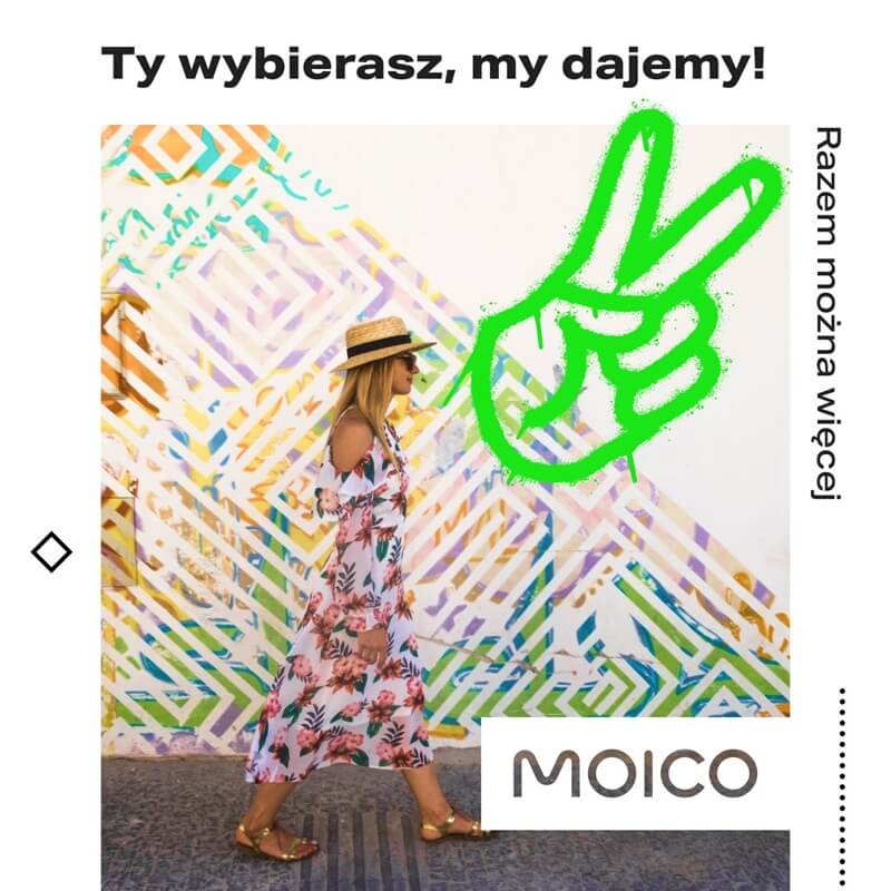 Grafika promocyjna Moico przedstawia kobietę w letniej, kwiecistej sukience i słomkowym kapeluszu, spacerującą obok kolorowej, geometrycznej ściany muralu. W centralnej części grafiki, nad kobietą, znajduje się duży zielony rysunek dłoni pokazującej znak „peace” (V) — symbol wolności i wyboru. Na górze widnieje hasło „Ty wybierasz, my dajemy!”, które podkreśla elastyczność i przyjazne podejście Moico do klienta. Po prawej stronie, pionowo, znajduje się napis „Razem można więcej''.