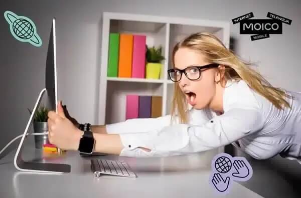 Dynamiczna grafika reklamowa marki Moico przedstawia kobietę przy komputerze, reagującą z zaskoczeniem i energią podczas korzystania z internetu. Scena symbolizuje szybkie działanie sieci, emocje związane z technologią oraz intensywne tempo codziennych obowiązków online.